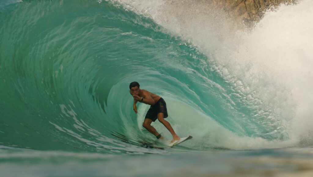 Right-hand wave in Salina Cruz near LunaCoral surf camp
